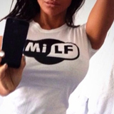 Je weet wat MILF betekent ?