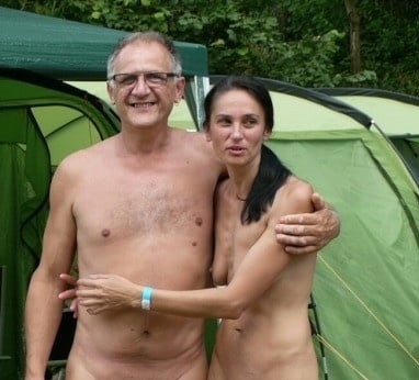 Geile nudisten (stel) zoeken een bi of bischierige man!